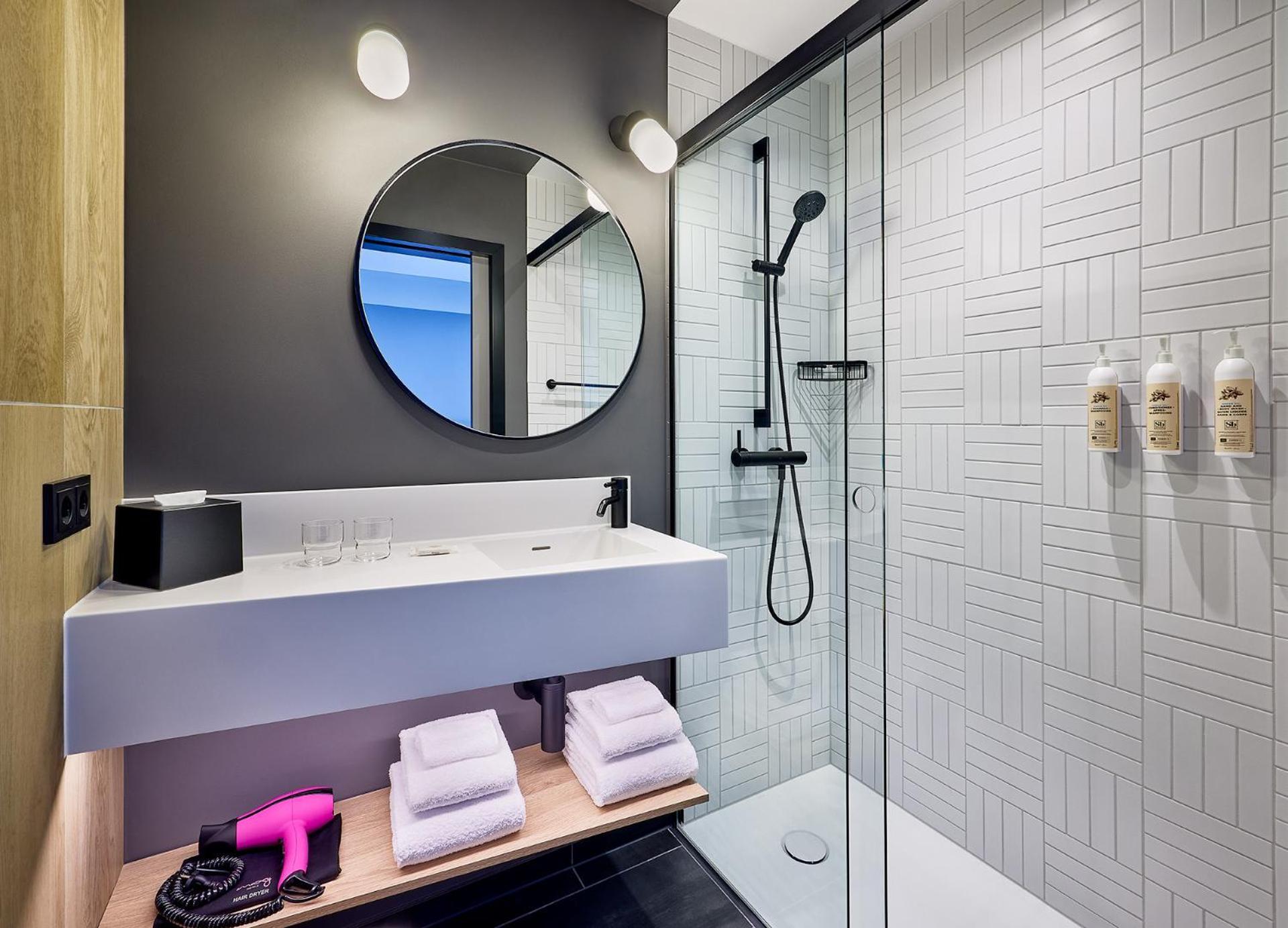 Moxy Luxembourg Airport Hotel Niederanven Exterior foto