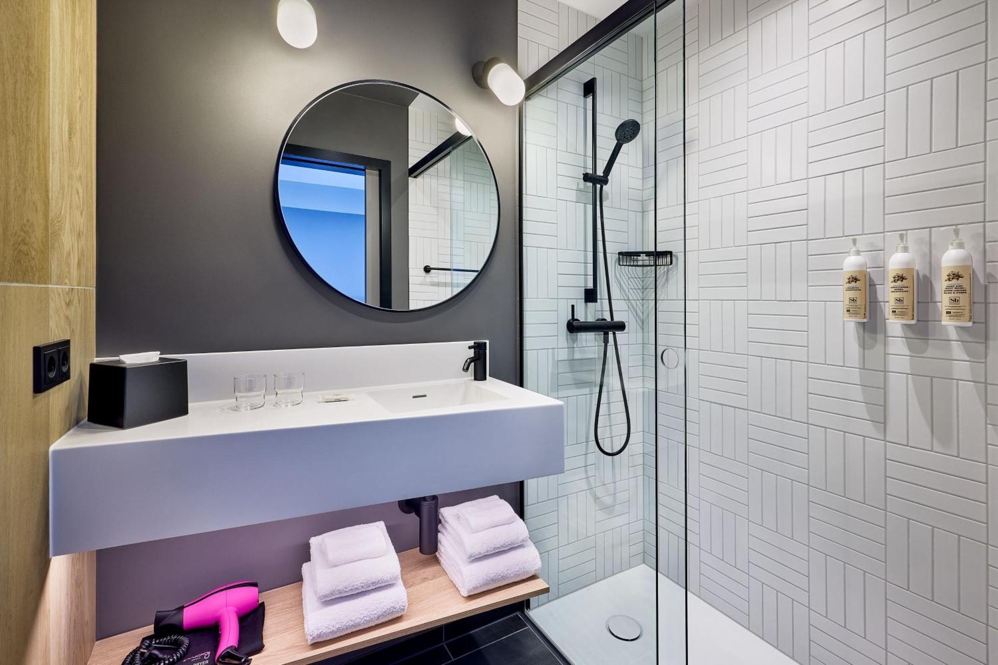 Moxy Luxembourg Airport Hotel Niederanven Exterior foto